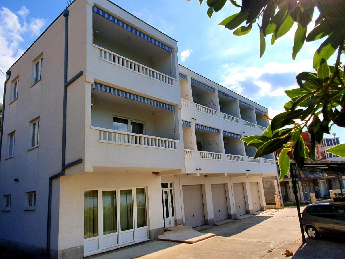 Villa Dvor Apartments โอมิช ภายนอก รูปภาพ
