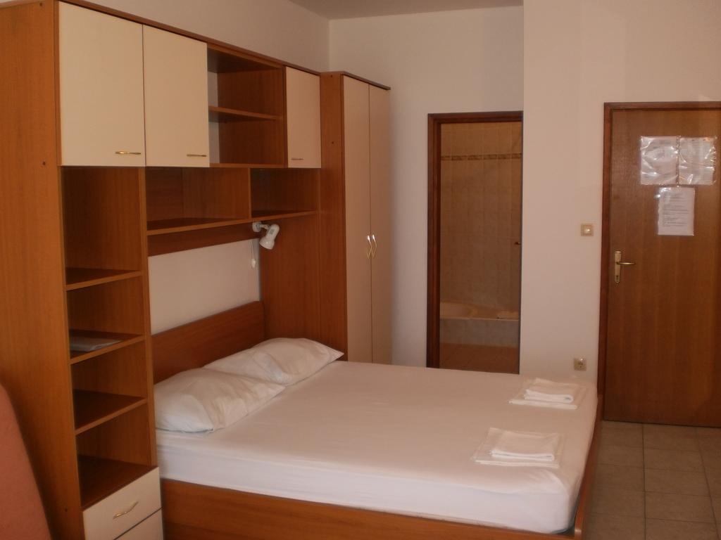 Villa Dvor Apartments โอมิช ภายนอก รูปภาพ