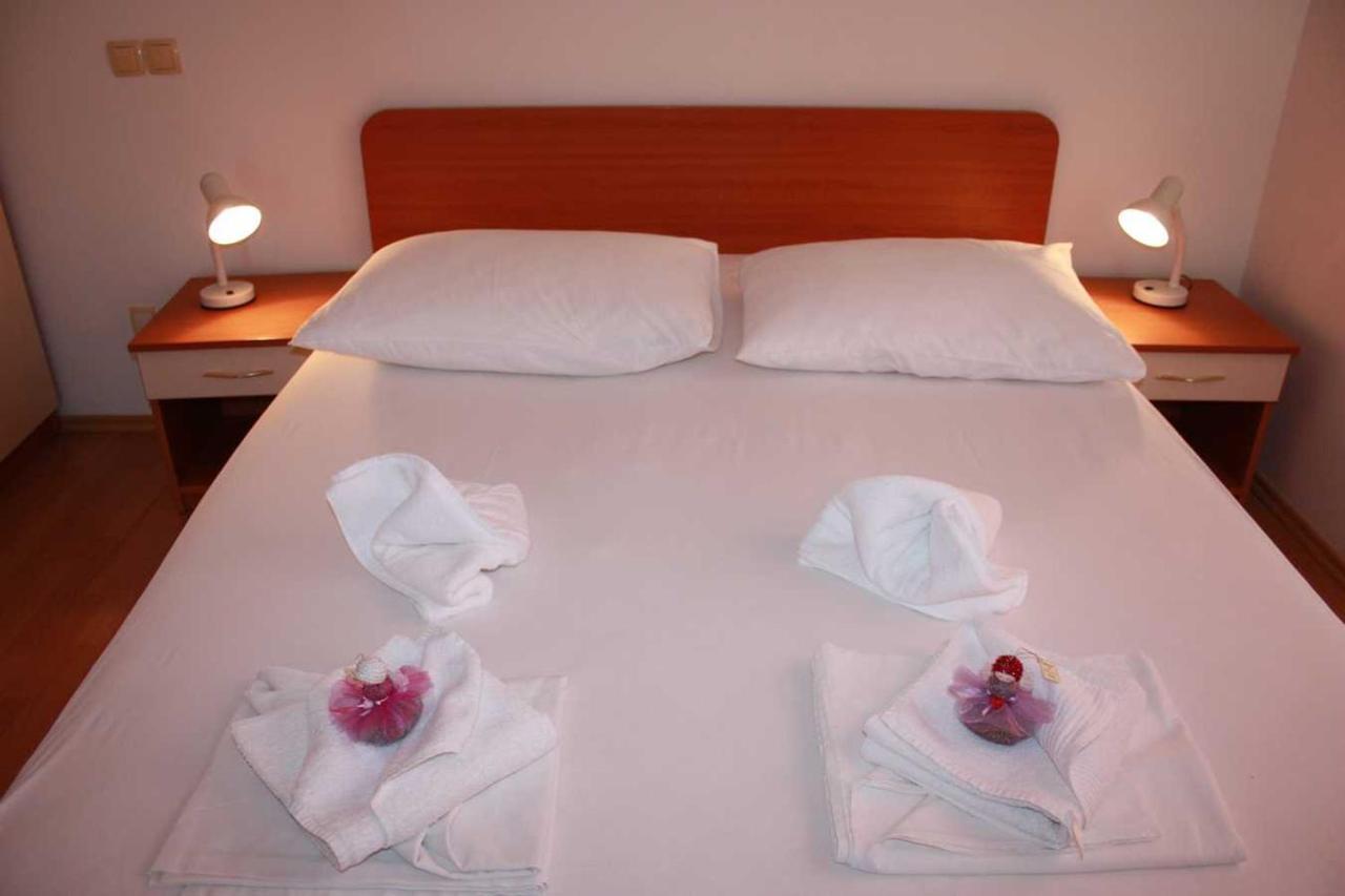 Villa Dvor Apartments โอมิช ภายนอก รูปภาพ