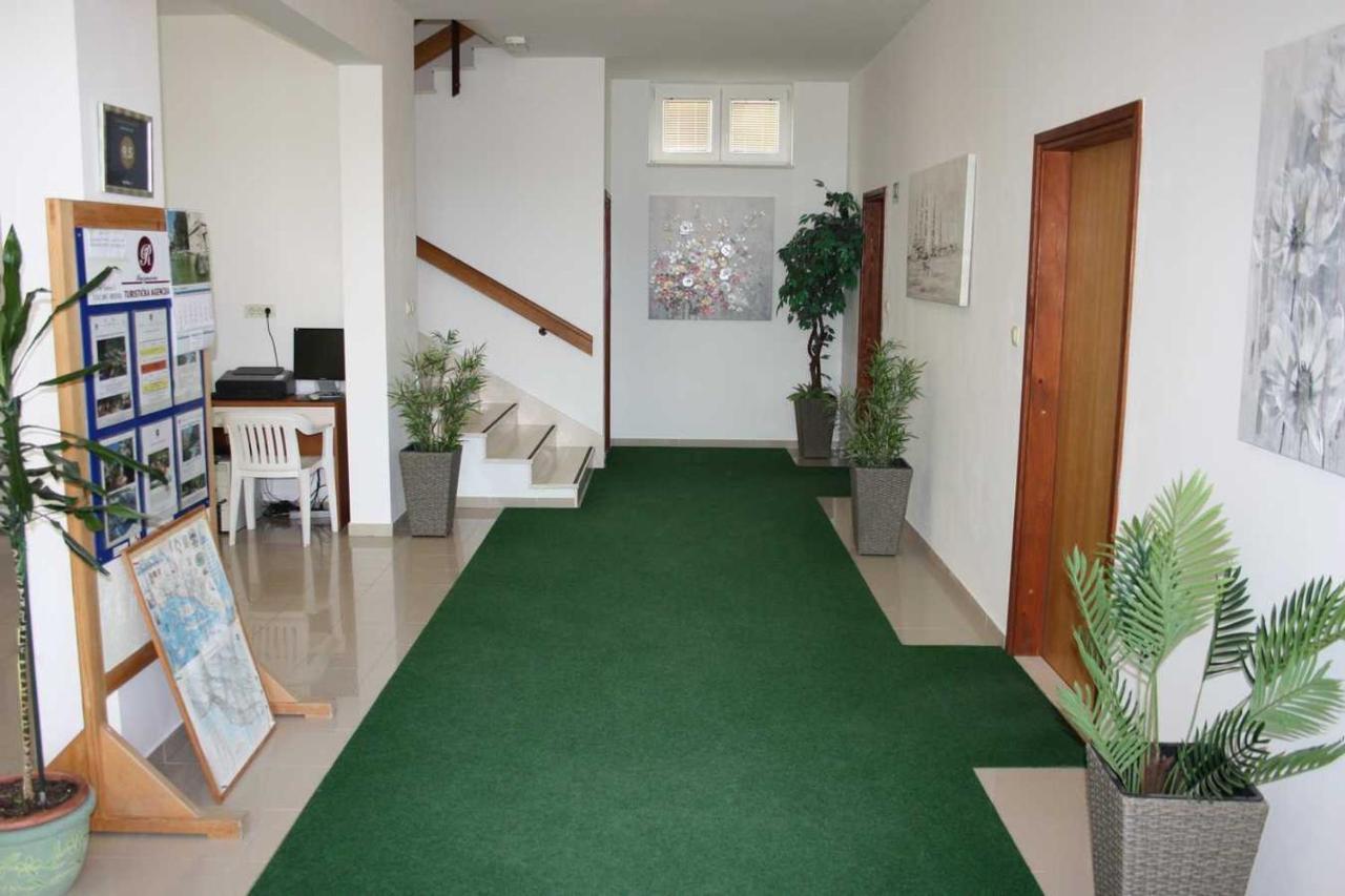 Villa Dvor Apartments โอมิช ภายนอก รูปภาพ