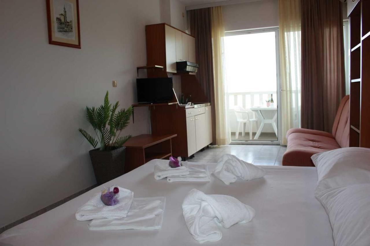 Villa Dvor Apartments โอมิช ภายนอก รูปภาพ