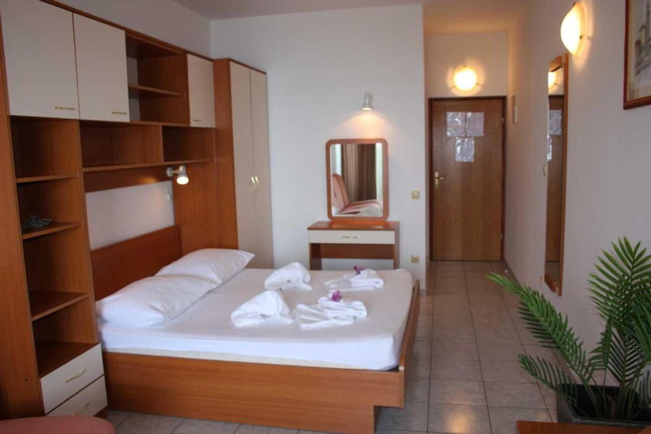 Villa Dvor Apartments โอมิช ภายนอก รูปภาพ